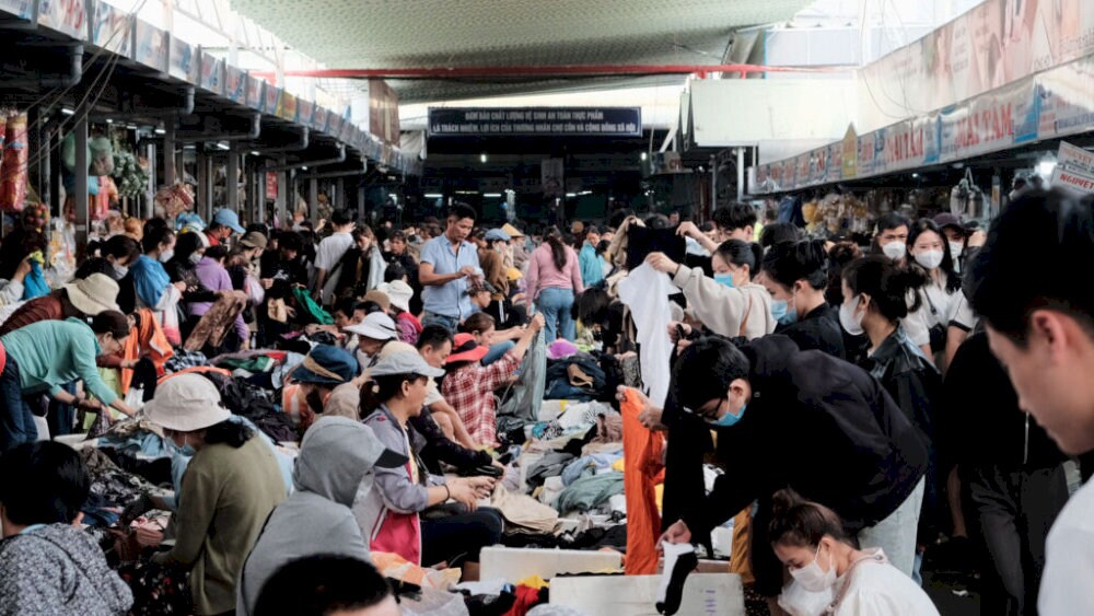 Khu vực riêng biệt cho hàng thời trang cũ gồm quần áo, giày dép, túi xách và phụ kiện đã qua sử dụng